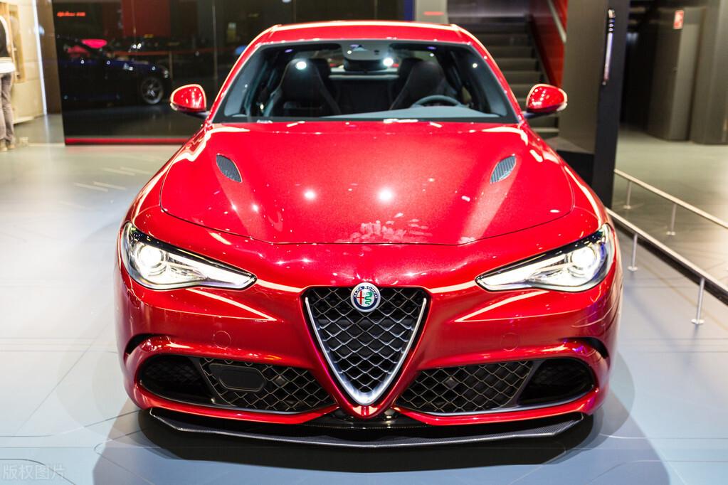 alfa romeo是什么车,Alfa Romeo，意大利的骄傲，豪华与运动的完美结合